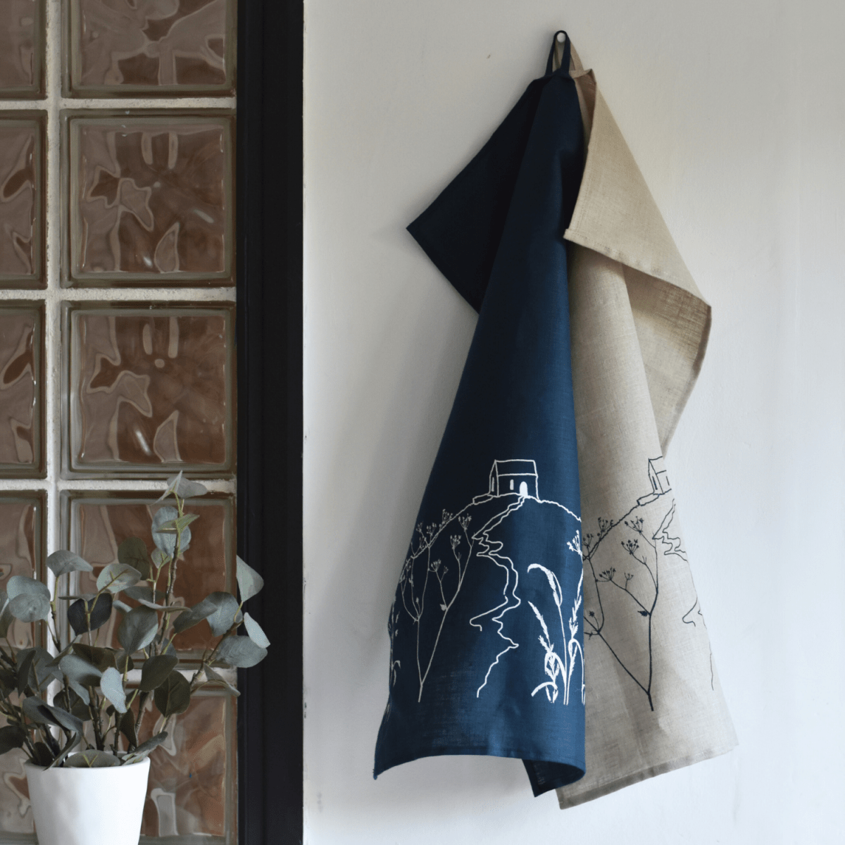 Linen Tea Towel With Rame Head Design
