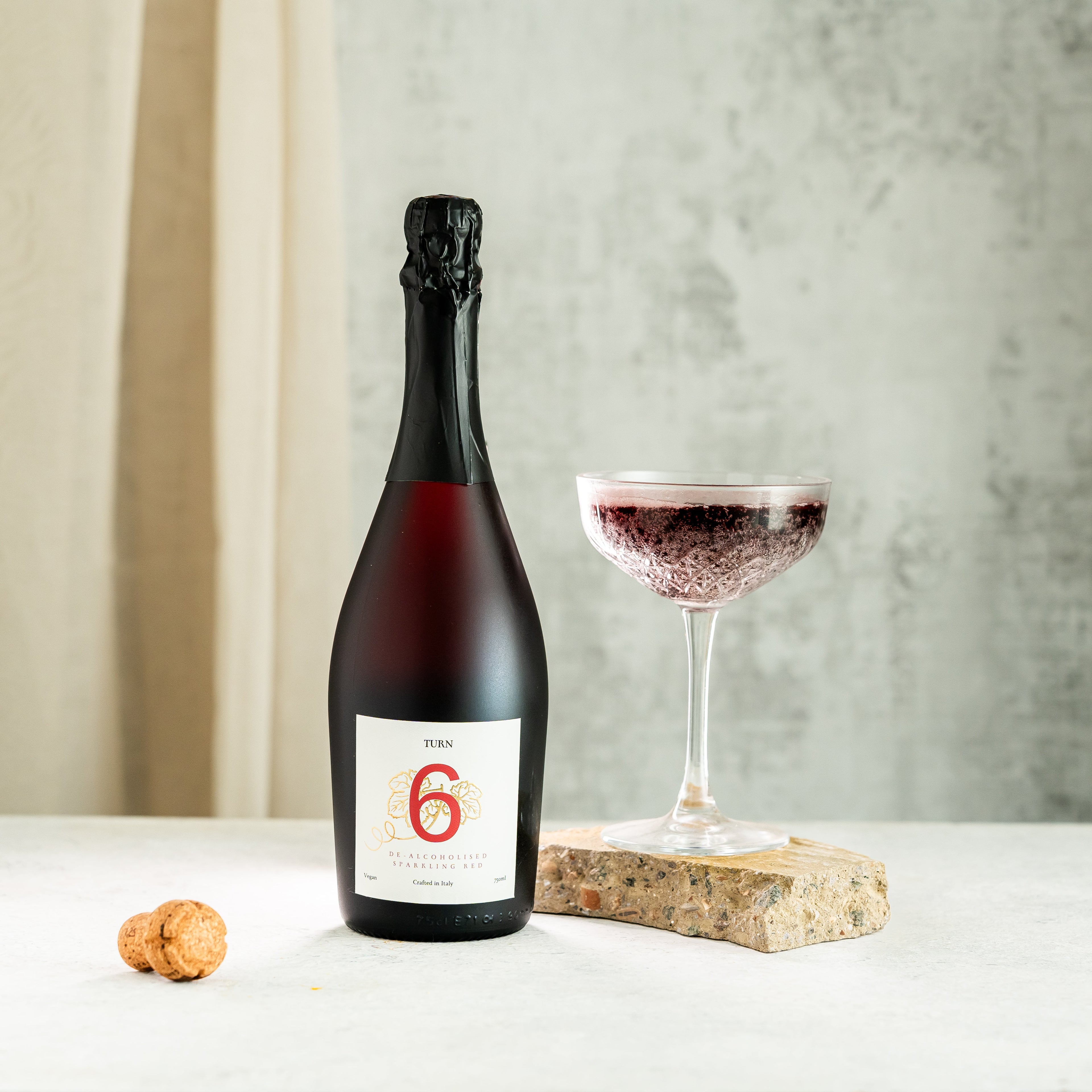 Alcohol-Free Sparkling Red Wine by Turn 6 | The Hackers Market